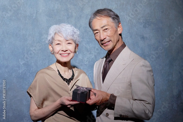 Obraz 指輪のプレゼントを持つシニア夫婦　ポートレート　カメラ目線