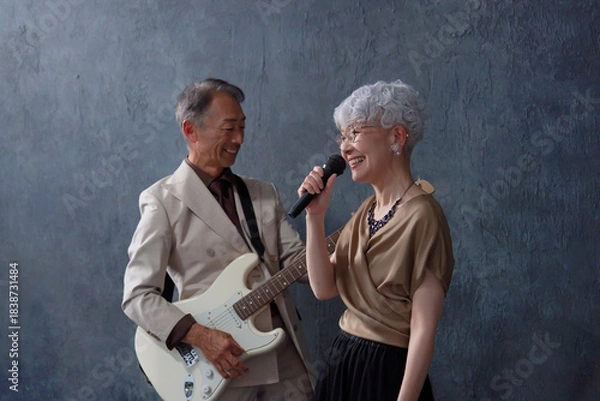 Obraz シニアのミュージシャン　男性のギタリストと女性のボーカル　黒背景