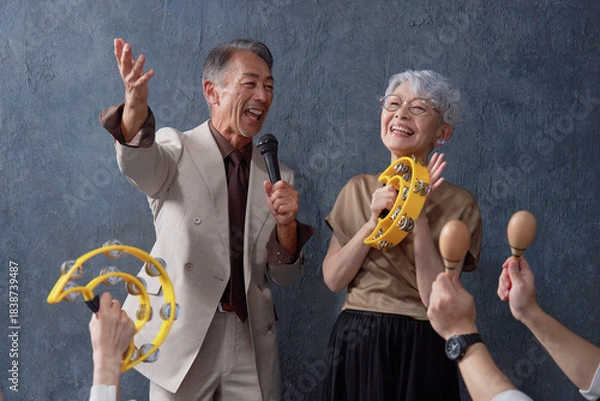 Obraz カラオケをするシニアの男性と女性　黒背景