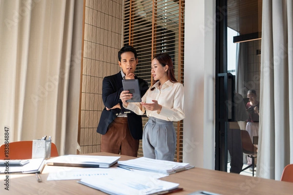 Obraz Businessmen working and thinking together