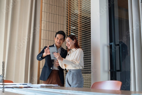 Obraz Businessmen working and thinking together