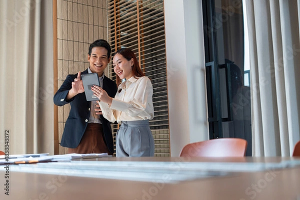 Obraz Businessmen working and thinking together