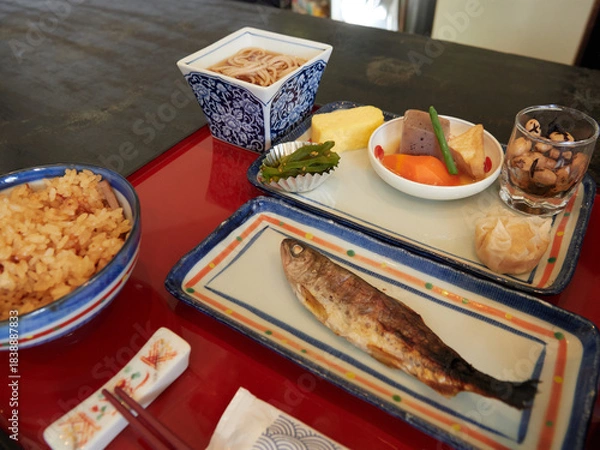 Obraz 日本の観光地のホテルの朝食の焼き魚定食の様子