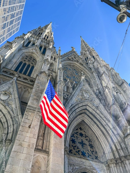 Obraz St. Patrick's Cathedral with American Flag