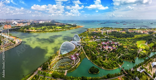 Fototapeta Panorama view of Singapore City skyline in Singapore. Bird eyes view of The Supertree Grove, Cloud Forest & Flower Dome at Gardens by the Bay on August 29,2016 in Singapore. Spanning 101 hectares.