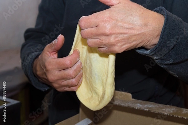 Obraz Person beim Formen eines Bauernkrapfen