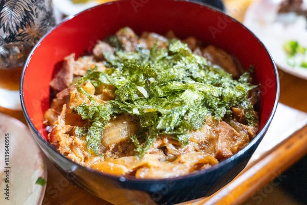 Obraz 甘辛ダレが染みた香ばしいとり飯の一杯