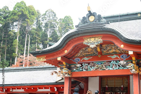 Obraz 荘厳な社殿装飾が輝く静寂の神社風景