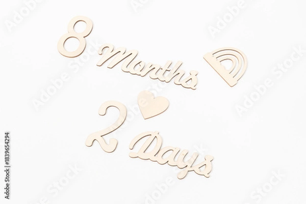 Obraz 木製パーツが描く八ヶ月二日を示す可愛い配置写真