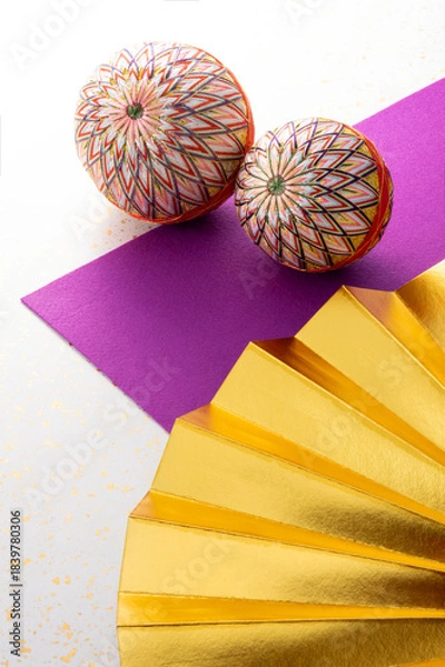 Obraz 手鞠と金色の扇子と和風の敷物のイメージ