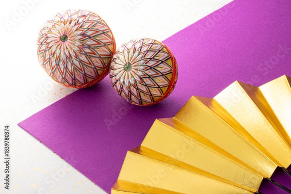 Obraz 手鞠と金色の扇子と和風の敷物のイメージ