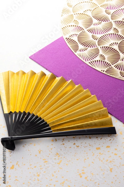 Obraz 金色の扇子と和風の敷物のイメージ