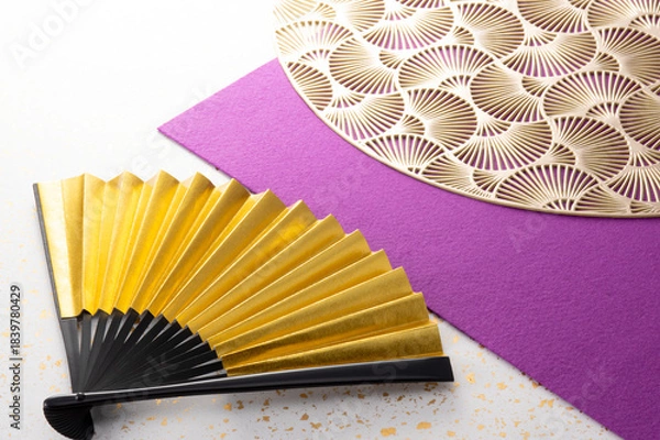 Obraz 金色の扇子と和風の敷物のイメージ