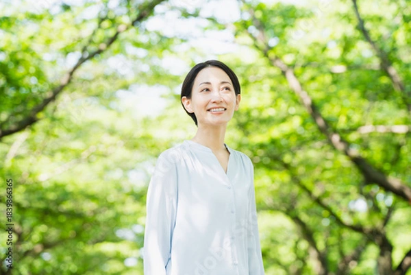 Obraz 並木で見上げている若い女性　ライフスタイルイメージ