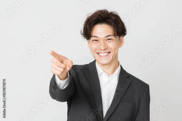 Obraz 笑顔で指差す若いビジネスマン