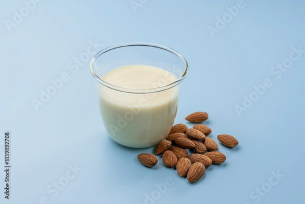 Obraz 水色背景にやさしくなじむアーモンドミルクとアーモンド
