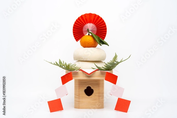 Obraz 本物のお餅“鏡餅"を中央に配置した写真　白背景　三宝(台座)あり	