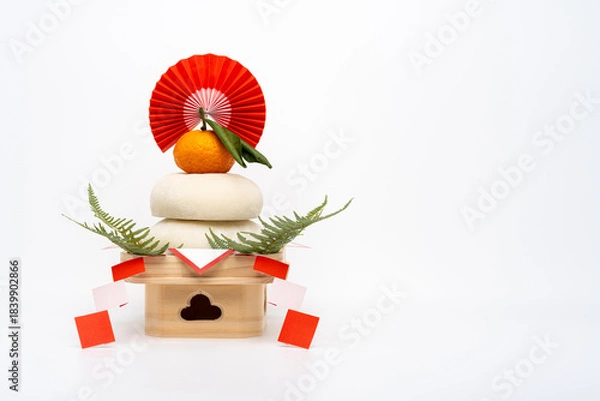 Obraz “鏡餅“(本物のお餅)を左側に配置した写真　白背景　低い三宝(台座)あり	