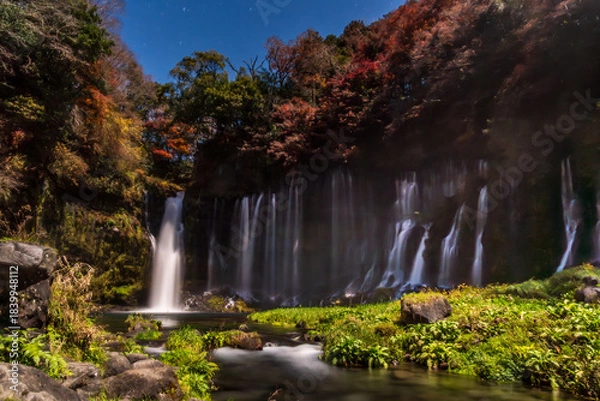 Obraz コールドムーンの月光にに照らされた紅葉の白糸の滝と富士山