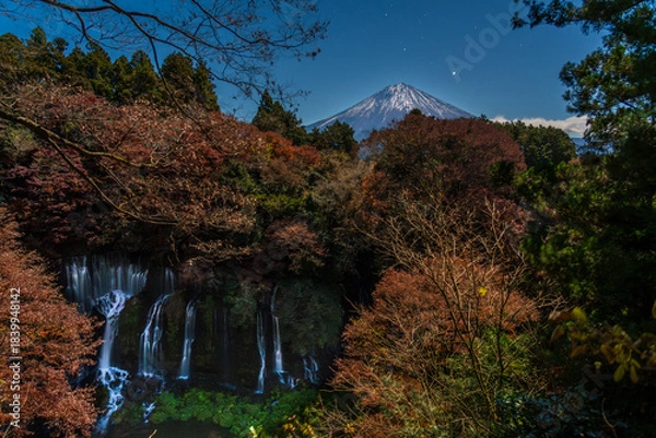 Obraz コールドムーンの月光にに照らされた紅葉の白糸の滝と富士山