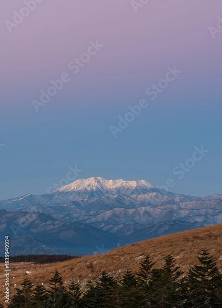 Obraz 霧ヶ峰高原から夜明けの御嶽山を染めるビーナスベルトとモルゲンロート