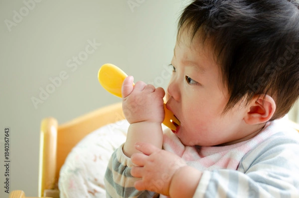 Obraz フォークを口に入れる赤ちゃん