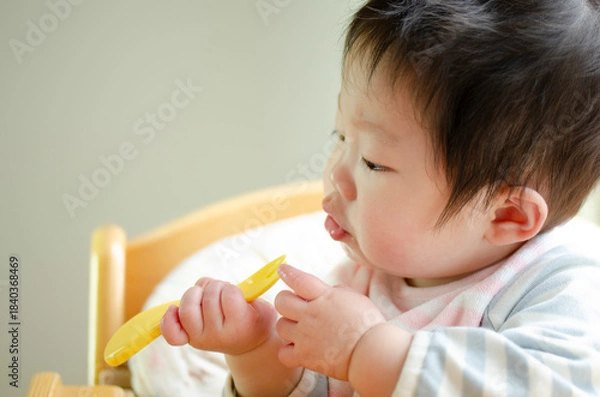 Obraz フォークに興味をもつ赤ちゃん