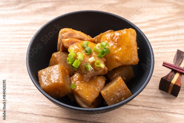 Obraz 鶏肉とこんにゃくの味噌炒め