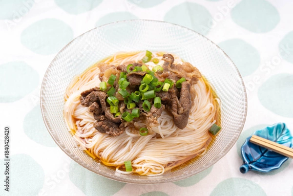 Obraz 牛しぐれ煮のぶっかけ素麺