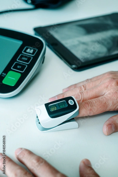 Obraz measuring oxygen saturation during a health check