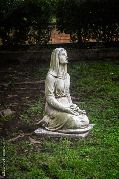 Fototapeta La scultura che rappresenta una donna triste nel giardino del cimitero di San Michele a Venezia