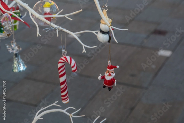 Fototapeta Dettaglio di un piccolo albero di natale decorato con delle statuine di vetro a Burano
