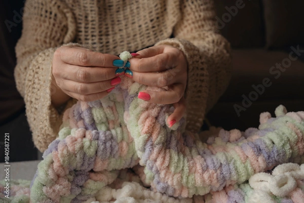 Obraz Making blanket from yarn without crochet hook or knitting needles