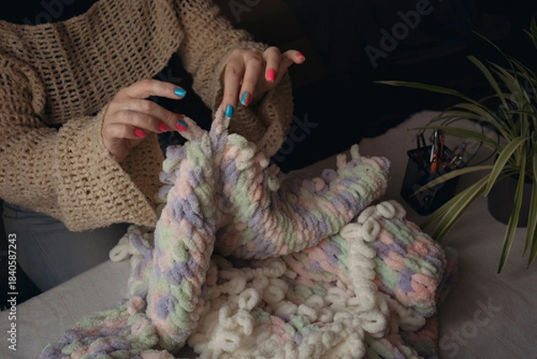 Obraz Making blanket from yarn without crochet hook or knitting needles