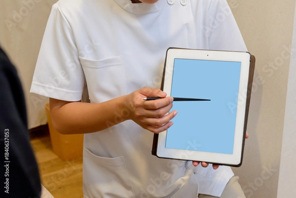 Fototapeta タブレット画面を指し示す医療スタッフの手元