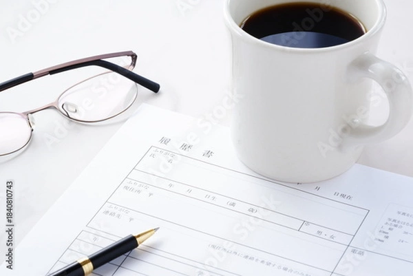 Obraz 履歴書 - 就職活動（就活）のために、コーヒーを飲みながら、履歴書を用意しているイメージ
