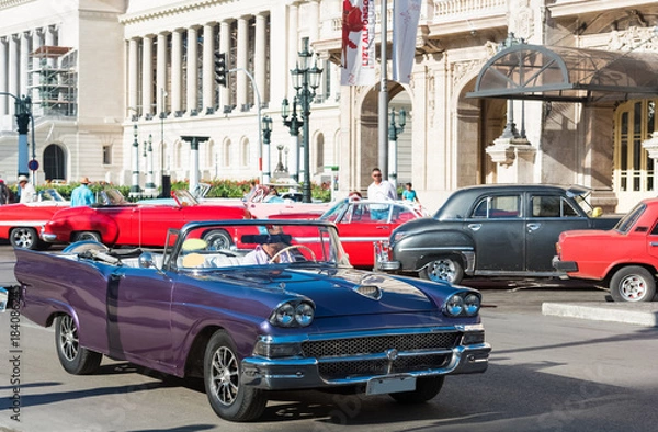 Fototapeta Amerikanischer blauer Ford Cabriolet Oldtimer auf der Strasse vor dem Gran Teatro in Havana City Cuba - Serie Cuba Reportage