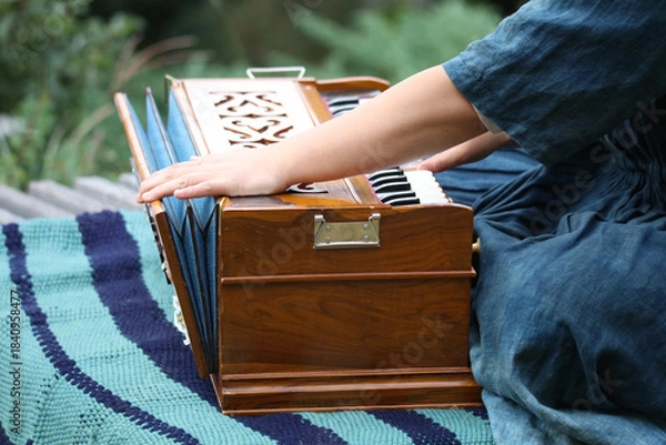 Obraz ハルモニウムの演奏をする女性