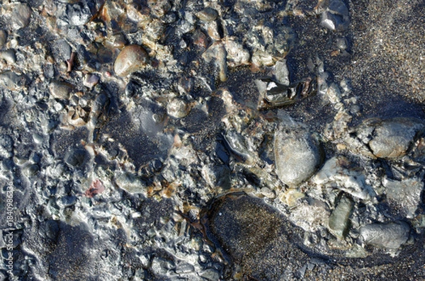 Fototapeta 途切れることの無い、寄せては返す波の織りなす浜辺のパターン。時を忘れて自然の光景に見入っている自分。太古から連綿と繰り返されている自然の営み。母なる水を蓄えた優しく美しい地球。人間・ホモサピエンスは自らの幸せを得たいがために、どれほど地球をいじめてきたか。今、その地球が危機に瀕している。うめき声すらも聞こえてくる。混沌とした世の中、私たちは何をなすべきか、できることは何か。