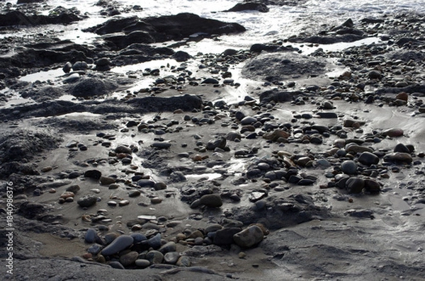 Fototapeta 途切れることの無い、寄せては返す波の織りなす浜辺のパターン。時を忘れて自然の光景に見入っている自分。太古から連綿と繰り返されている自然の営み。母なる水を蓄えた優しく美しい地球。人間・ホモサピエンスは自らの幸せを得たいがために、どれほど地球をいじめてきたか。今、その地球が危機に瀕している。うめき声すらも聞こえてくる。混沌とした世の中、私たちは何をなすべきか、できることは何か。