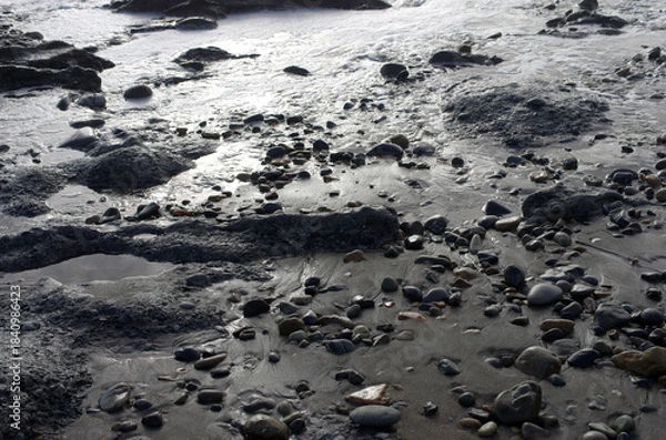 Fototapeta 途切れることの無い、寄せては返す波の織りなす浜辺のパターン。時を忘れて自然の光景に見入っている自分。太古から連綿と繰り返されている自然の営み。母なる水を蓄えた優しく美しい地球。人間・ホモサピエンスは自らの幸せを得たいがために、どれほど地球をいじめてきたか。今、その地球が危機に瀕している。うめき声すらも聞こえてくる。混沌とした世の中、私たちは何をなすべきか、できることは何か。