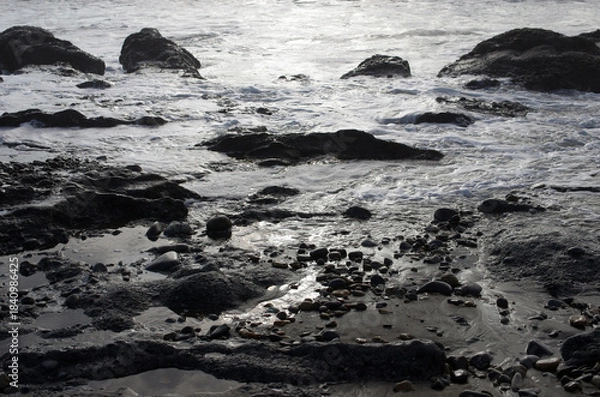 Fototapeta 途切れることの無い、寄せては返す波の織りなす浜辺のパターン。時を忘れて自然の光景に見入っている自分。太古から連綿と繰り返されている自然の営み。母なる水を蓄えた優しく美しい地球。人間・ホモサピエンスは自らの幸せを得たいがために、どれほど地球をいじめてきたか。今、その地球が危機に瀕している。うめき声すらも聞こえてくる。混沌とした世の中、私たちは何をなすべきか、できることは何か。