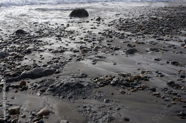 Fototapeta 途切れることの無い、寄せては返す波の織りなす浜辺のパターン。時を忘れて自然の光景に見入っている自分。太古から連綿と繰り返されている自然の営み。母なる水を蓄えた優しく美しい地球。人間・ホモサピエンスは自らの幸せを得たいがために、どれほど地球をいじめてきたか。今、その地球が危機に瀕している。うめき声すらも聞こえてくる。混沌とした世の中、私たちは何をなすべきか、できることは何か。