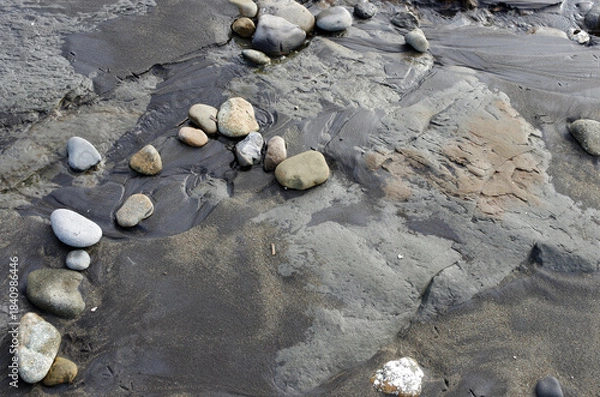 Fototapeta 途切れることの無い、寄せては返す波の織りなす浜辺のパターン。時を忘れて自然の光景に見入っている自分。太古から連綿と繰り返されている自然の営み。母なる水を蓄えた優しく美しい地球。人間・ホモサピエンスは自らの幸せを得たいがために、どれほど地球をいじめてきたか。今、その地球が危機に瀕している。うめき声すらも聞こえてくる。混沌とした世の中、私たちは何をなすべきか、できることは何か。