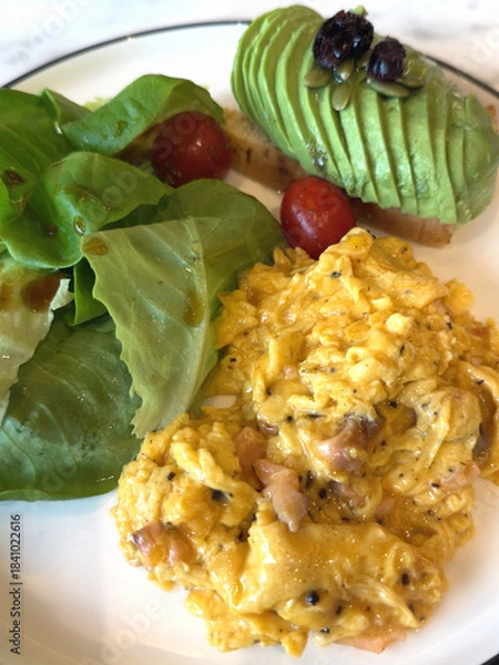 Obraz トリュフ卵焼きとアボカドトーストのヘルシー朝食プレート