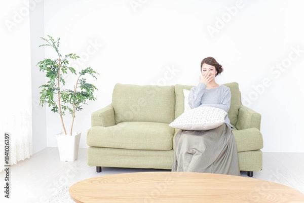 Obraz 家でテレビを見る女性