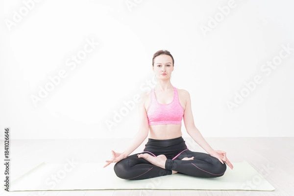 Obraz スポーツウェアを着てヨガをする外国人の女性
