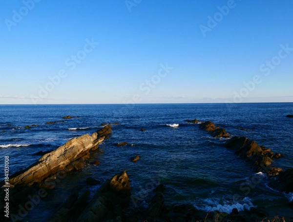 Fototapeta 海が見たくなって車を走らせた。いつもの見慣れた海岸と海。今日の輝きは優しくおおらかで、晩秋の空気感が漂っている。新鮮な見知らぬ世界が広がっている。太平洋だ。海の彼方に思いを馳せる。何度、この大海を上空から眺めたことか。地球の反対側の姿が見えてきた。楽しんでばかりでは居られなかった。混沌とした世の中、紛争が繰り返され、地球温暖化という重大な危機を迎えている。私たちは何をなすべきか、できることは何か。