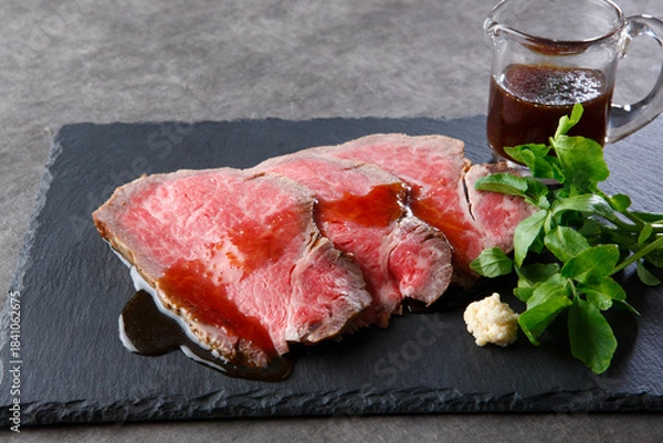 Obraz ソースのかかった黒毛和牛ヒレ肉のローストビーフ