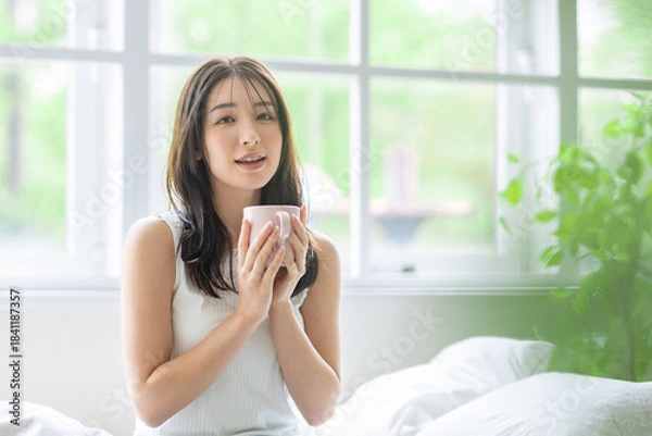 Obraz ベッドでくつろぐ女性